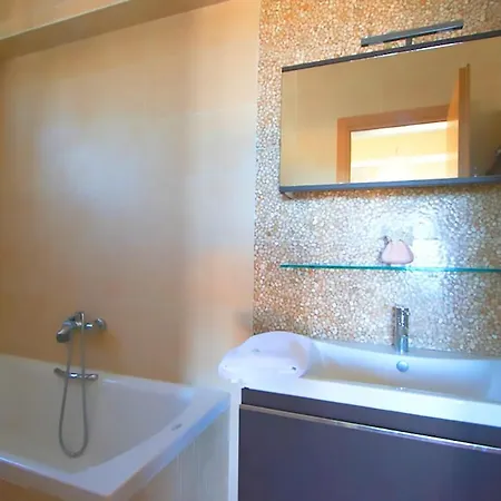 Nutsford Sea View Private Pool فيلة